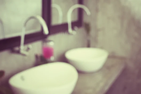Desfocado de banheiro público vazio com espelho de lavatórios — Fotografia de Stock
