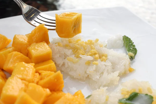 Olgun mango ve Hindistan cevizi sütü ile yapışkan pirinç — Stok fotoğraf