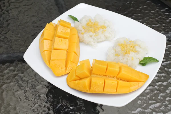 Dojrzałe mango i lepki ryż z mlekiem kokosowym — Zdjęcie stockowe