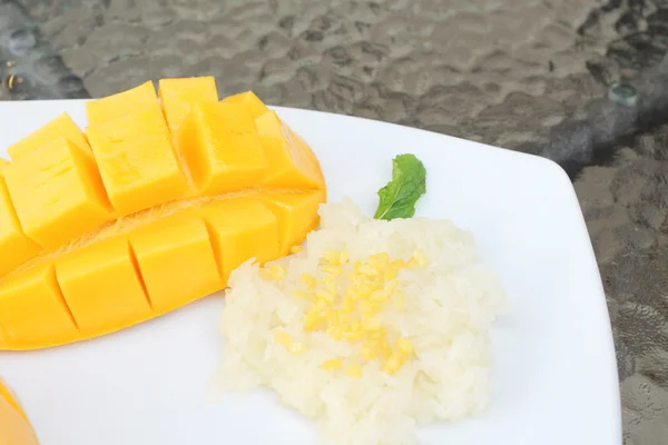 Olgun mango ve Hindistan cevizi sütü ile yapışkan pirinç — Stok fotoğraf