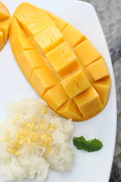 Mango maduro y arroz pegajoso con leche de coco —  Fotos de Stock