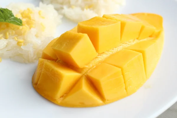 Mango maturo e riso appiccicoso con latte di cocco — Foto Stock