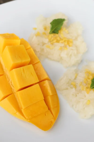 Rijpe mango en kleefrijst met kokosmelk — Stockfoto