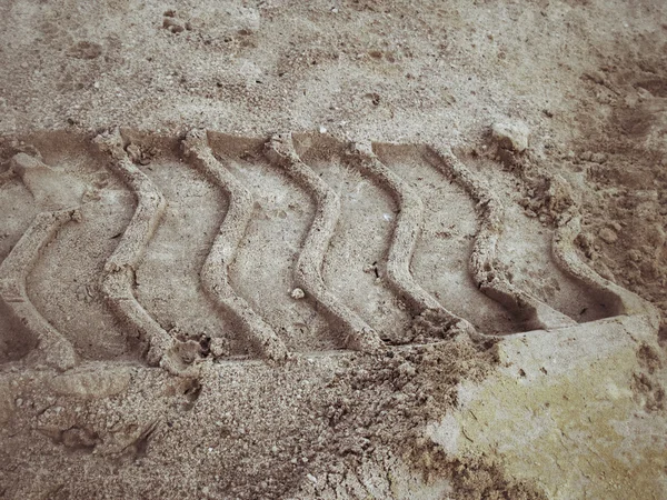 Topraktaki tekerlek izleri. — Stok fotoğraf