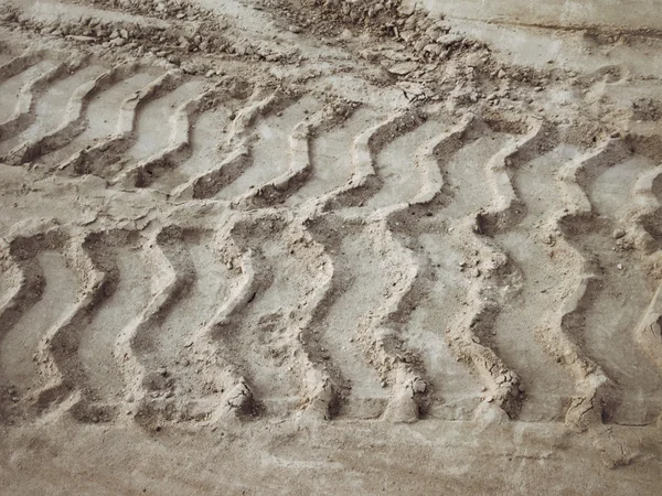 Topraktaki tekerlek izleri. — Stok fotoğraf