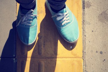 Gölge ile spor ayakkabı