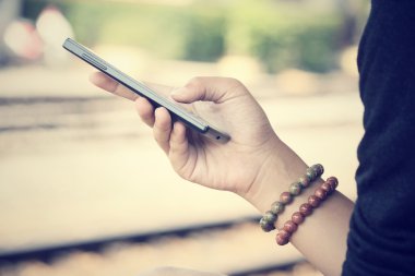 Akıllı telefon kullanan kadın