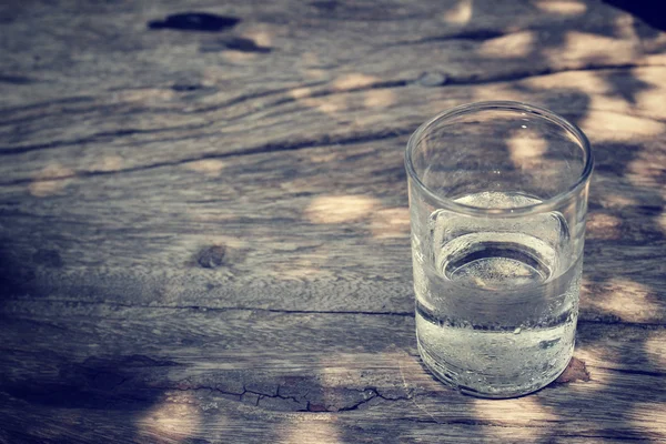 Beber agua con sombra — Foto de Stock