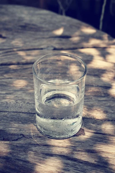 Wasser mit Schatten trinken — Stockfoto