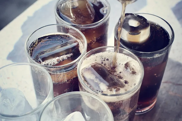 Cola con cubetti di ghiaccio — Foto Stock