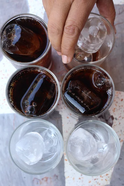 Cola con cubetti di ghiaccio — Foto Stock