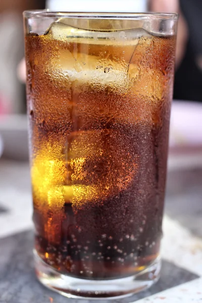 얼음을 넣은 콜라 — 스톡 사진