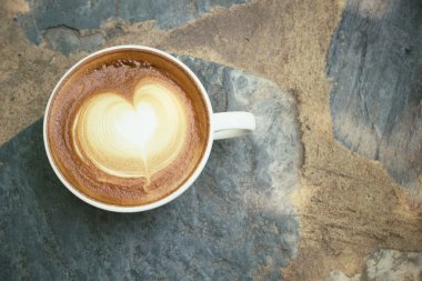 Klasik latte sanat kahvesi. 