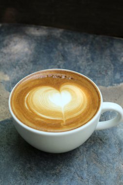 Klasik latte sanat kahvesi. 