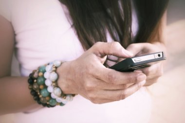 Akıllı telefon kullanan kadın