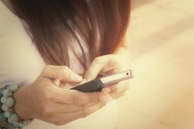 Akıllı telefon kullanan kadın