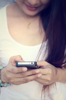 Akıllı telefon kullanan kadın