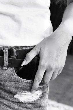 kot pantolon cebinde akıllı telefon