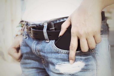 kot pantolon cebinde akıllı telefon