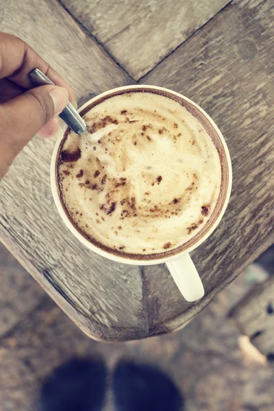 A latte art pihentető lábukkal kávé Selfie — Stock Fotó