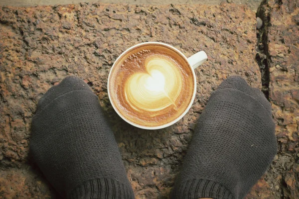 Селфі з латте художньої кави з розслабляючими ногами — стокове фото