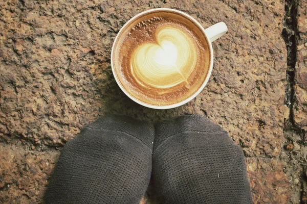 Selfie de café latte art avec pieds relaxants — Photo