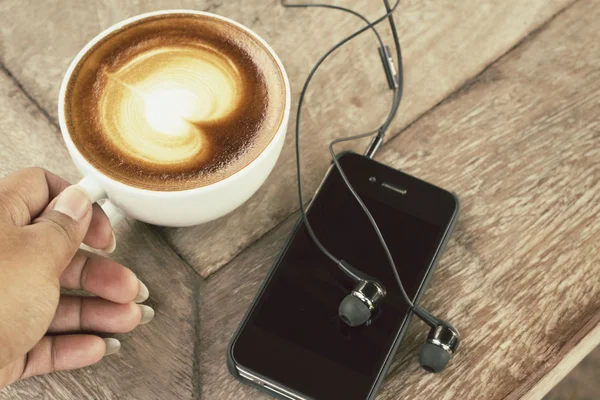 Кава зі смартфона — стокове фото