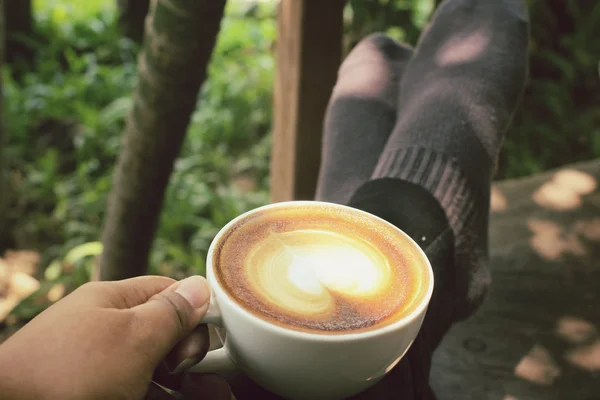 Selfie umění latte káva s nohou relaxační — Stock fotografie