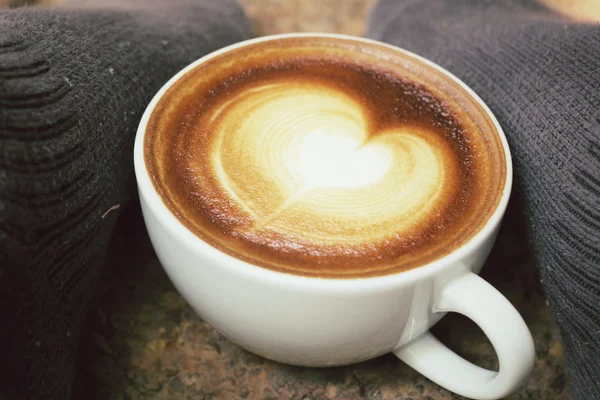 Selfie av latte art kaffe med fötter avkopplande — Stockfoto