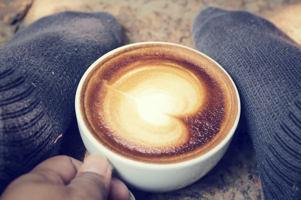 Selfie de café latte art avec pieds relaxants — Photo