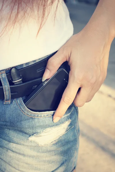Telefone inteligente no bolso jeans — Fotografia de Stock