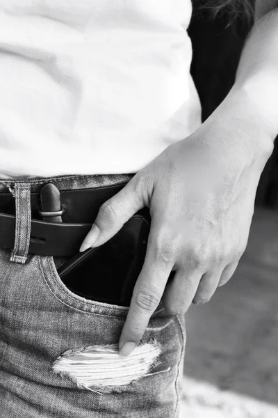 kot pantolon cebinde akıllı telefon