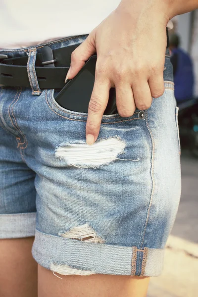 Teléfono inteligente en bolsillo vaquero —  Fotos de Stock