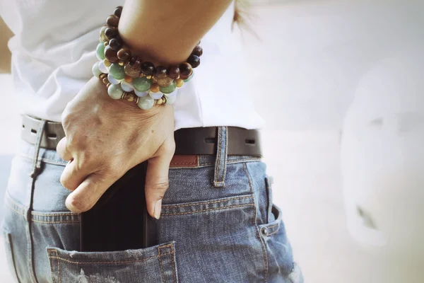 Смартфон в кармане джинсов — стоковое фото