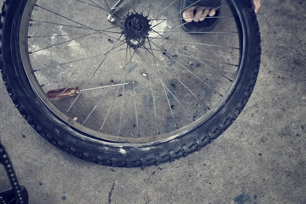 Reparação de bicicleta — Fotografia de Stock