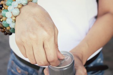 Bir kola içme kadın 