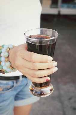 Bir kola içme kadın 