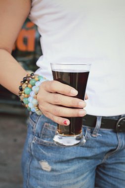 Bir kola içme kadın 