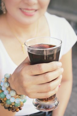 Bir kola içme kadın 