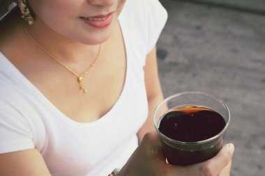 Bir kola içme kadın 