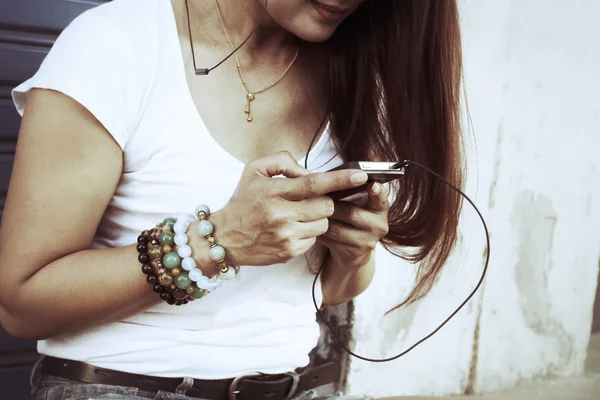 스마트 폰으로 이어폰에서 음악을 듣고 하는 여자 — 스톡 사진