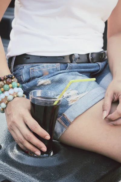 Γυναίκα πίνοντας ένα αναψυκτικό τύπου κόλα — Φωτογραφία Αρχείου
