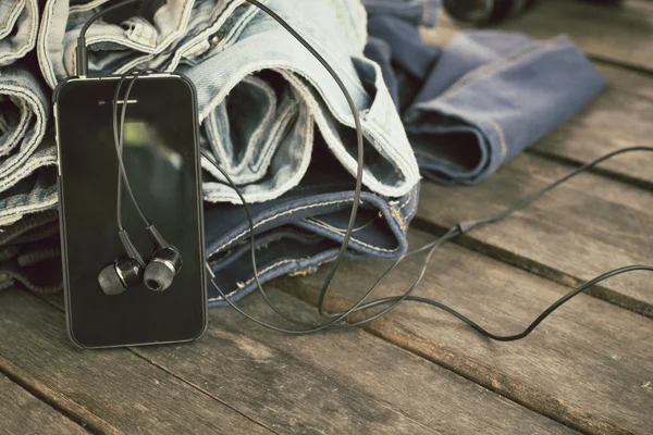 Навушники та смартфон з джинсами — стокове фото