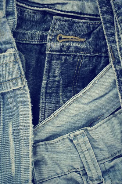 Куча джинсов — стоковое фото