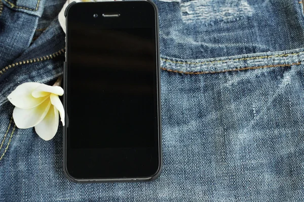 Teléfono inteligente con jeans — Foto de Stock