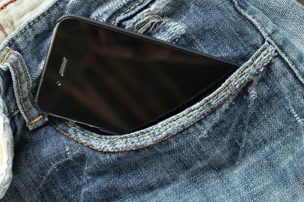 Teléfono inteligente en bolsillo vaquero — Foto de Stock