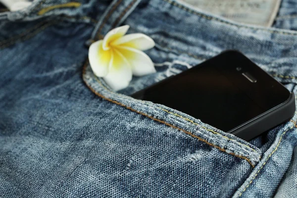 Teléfono inteligente en bolsillo vaquero — Foto de Stock