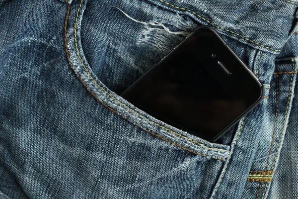 Teléfono inteligente en bolsillo vaquero — Foto de Stock