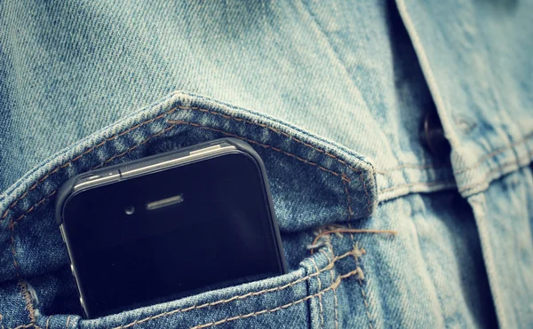 Teléfono inteligente en bolsillo vaquero — Foto de Stock