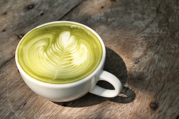 Groene thee en melk met schaduw — Stockfoto